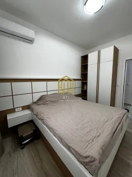 Namještena spavaća soba sa bračnim krevetom i ugradnim plakarom. - image 8