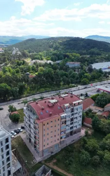 Pogled iz vazduha na stambenu zgradu i okolinu sa zelenilom. - image 14