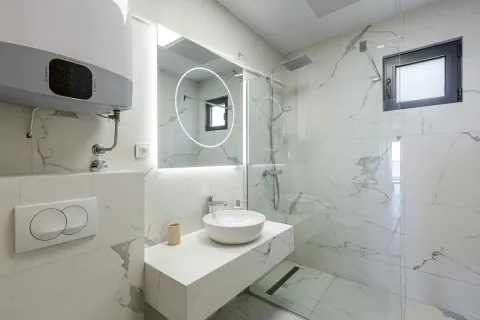 Moderno opremljeno kupatilo sa tuš kabinom, umivaonikom i bojlerom. - image 14