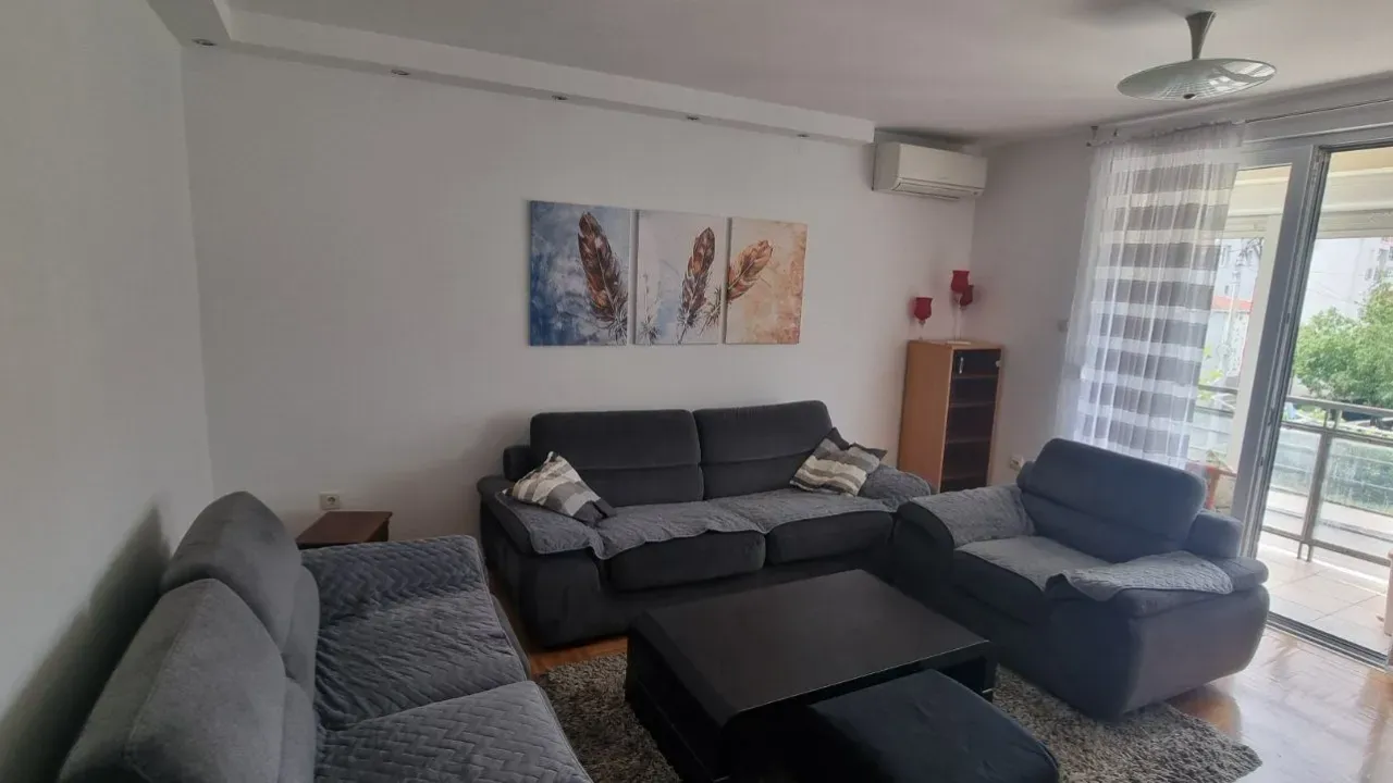 Izdavanje, dvosoban stan, 74m², Blok 9, Podgorica
