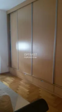 Veliki drveni garderober u spavaćoj sobi sa kliznim vratima. - image 5