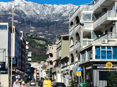 Rent, two bedroom apartment, 79m², Budva, Crna Gora - image 11