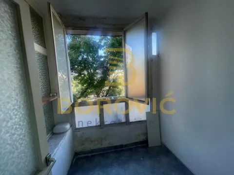 Manji zatvoreni balkonski prostor sa prozorima i pogledom na zelenilo. - image 11