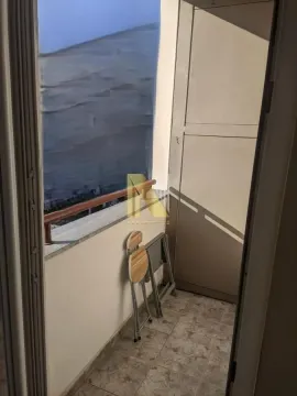 Manja natkrivena terasa sa pločicama na podu. - image 15