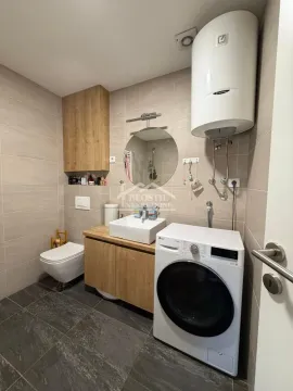 Kupatilo opremljeno umivaonikom, WC šoljom, mašinom za veš i bojlerom. - image 14
