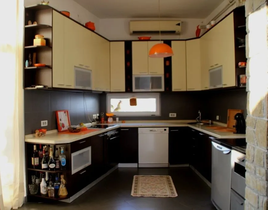 Izdavanje, kuća, 250m², Tološi, Podgorica