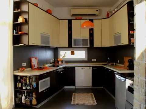 Izdavanje, kuća, 250m², Tološi, Podgorica - image 4