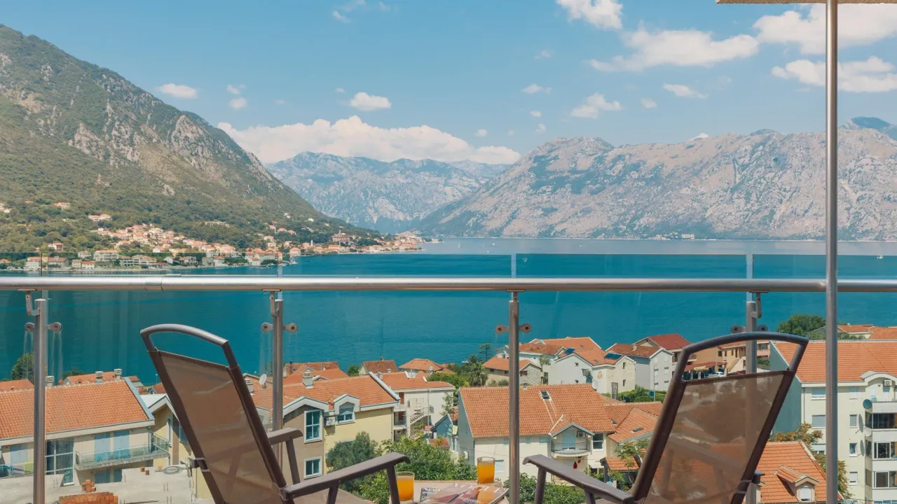 Sale, two bedroom apartment, 84m², Dobrota, Kotor