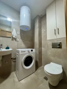 Moderno opremljeno kupatilo sa tuš kabinom, umivaonikom i veš mašinom. - image 2