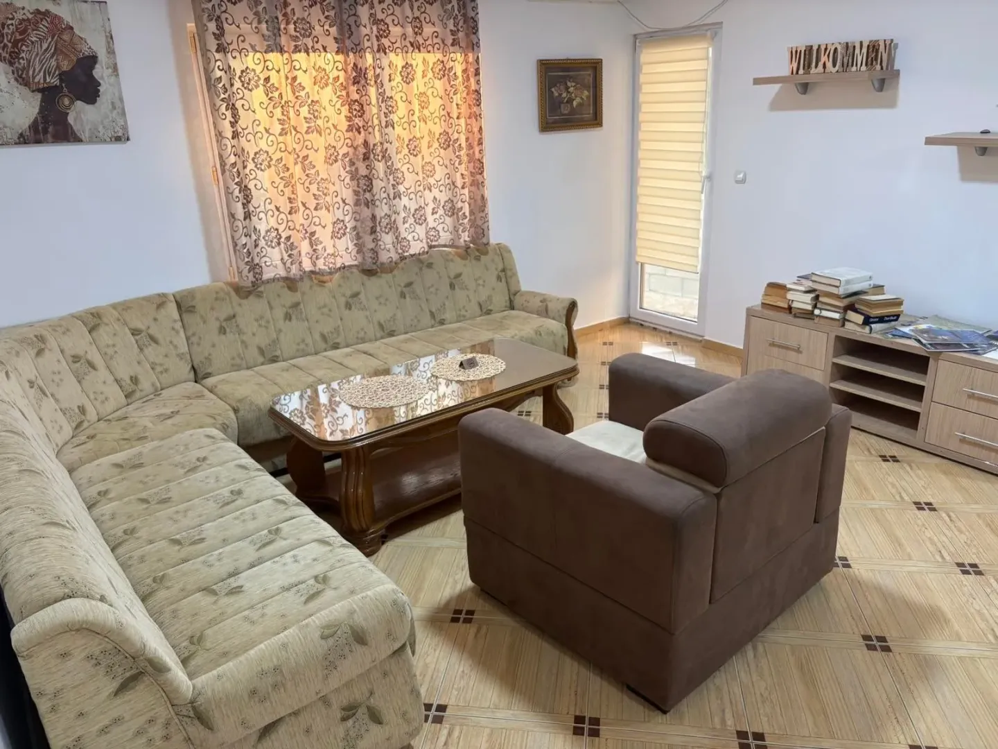 Living room with a sofa set and a coffee table.