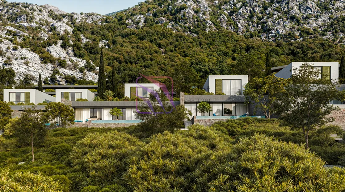 Pogled na spoljašnjost kompleksa modernih vila smještenih u prirodi.