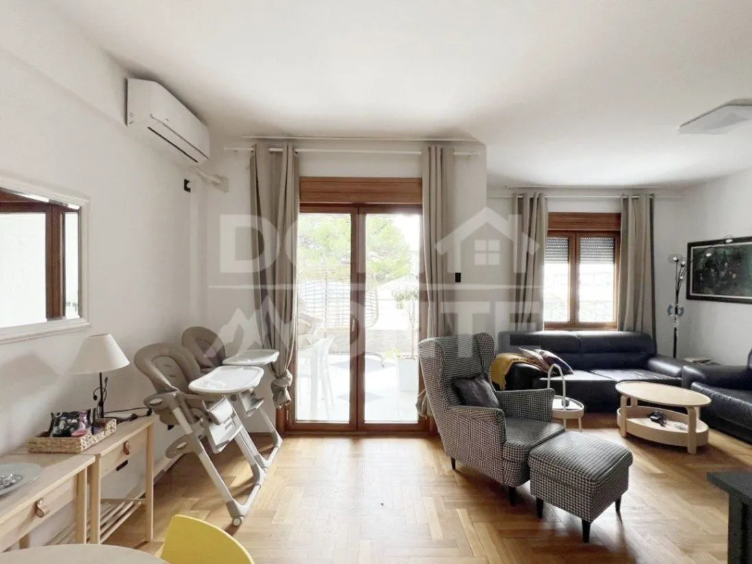 Izdavanje, dvosoban stan, 115m², Centar, Tivat