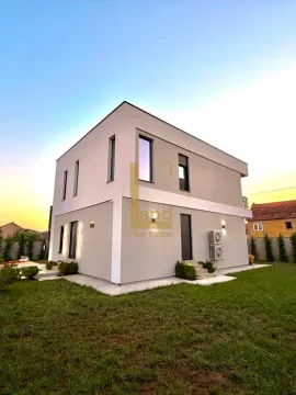 Eksterijer moderne dvospratne kuće sa uređenim dvorištem. - image 7