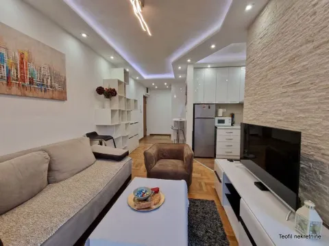 Dnevni boravak sa garniturom, TV-om i pogledom na kuhinju u pozadini. - image 3