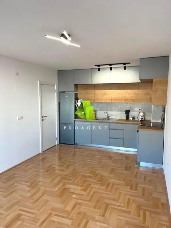 Rent, office space, 55m², Medijana, Niš