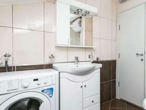 Izdavanje, jednosoban stan, 30m², Dobrota, Kotor - image 9