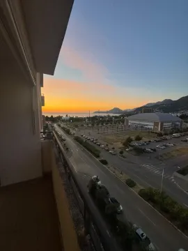 Pogled sa terase na grad i more tokom zalaska sunca. - image 11