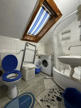 Kupatilo sa kadom, toaletom, veš mašinom i krovnim prozorom. - image 12