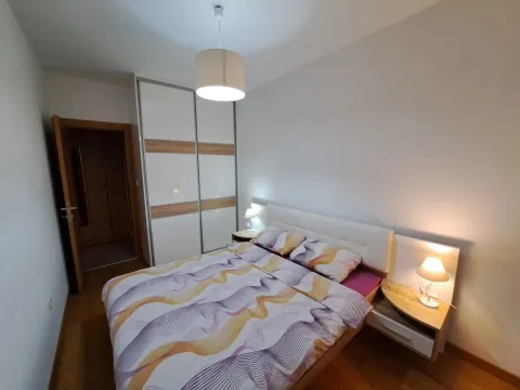 Namještena spavaća soba sa bračnim krevetom, plakarom i noćnim stočićima. - image 4
