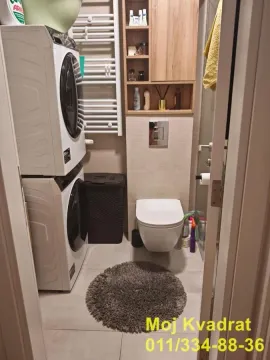 Kompaktno kupatilo sa WC šoljom, ugradnim elementima i mašinama za pranje i sušenje veša. - image 10