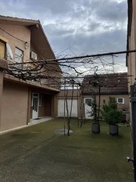 Dvorište kuće sa popločanim dijelom i pergolom za lozu. - image 6