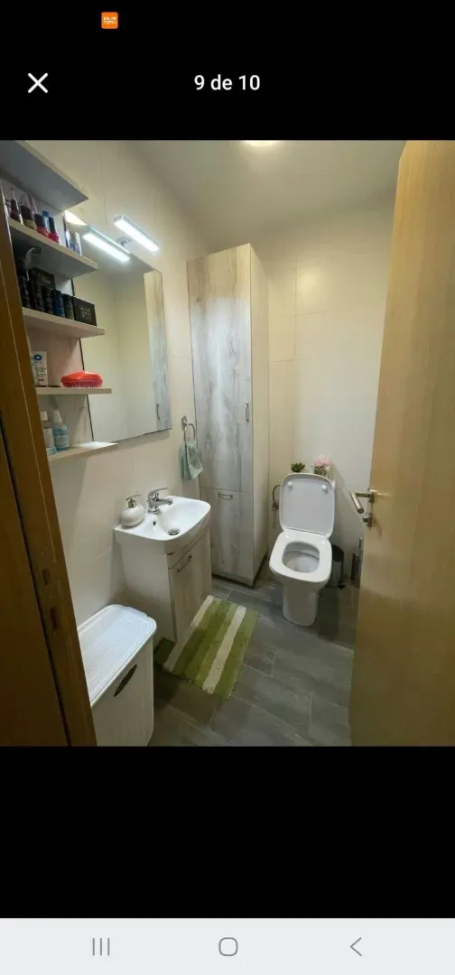 Pregledno kupatilo sa umivaonikom, toaletom i ugradnim ormarićem.