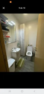 Pregledno kupatilo sa umivaonikom, toaletom i ugradnim ormarićem. - image 7