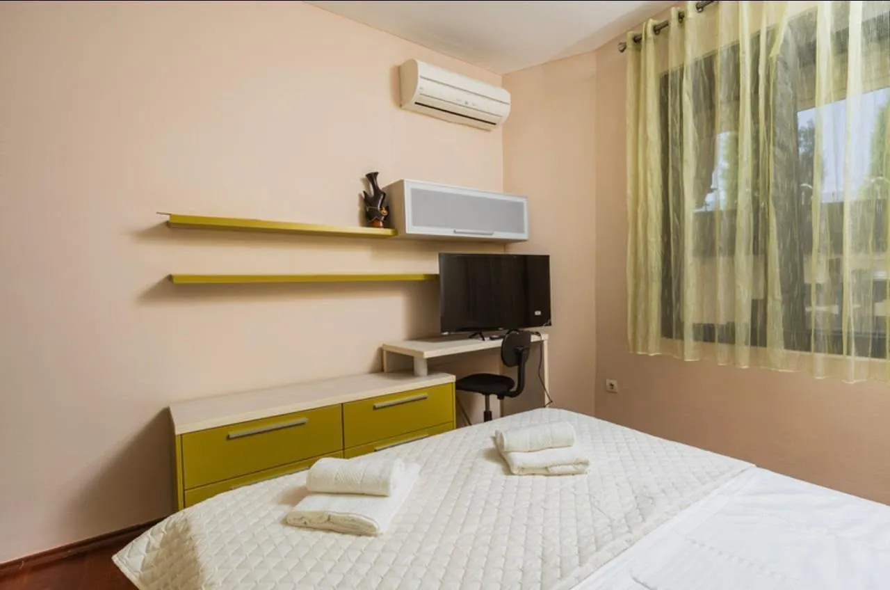 Izdavanje, trosoban stan, 170m², Dobrota, Kotor