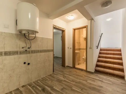 Izdavanje, kuća, 370m², Zabjelo, Podgorica - image 26