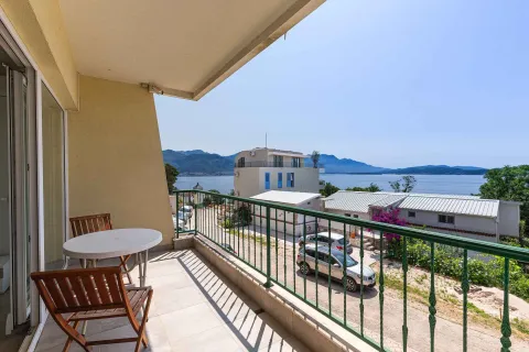 Natkriveni balkon sa garniturom za sjedenje i pogledom na more. - image 9