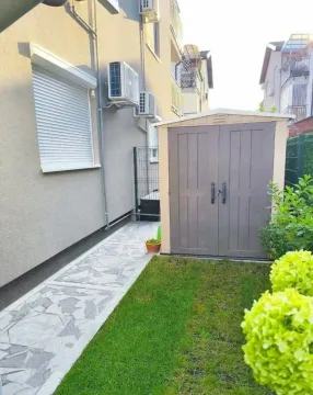 Dvorište sa stazom i pomoćnim objektom pored zgrade. - image 20