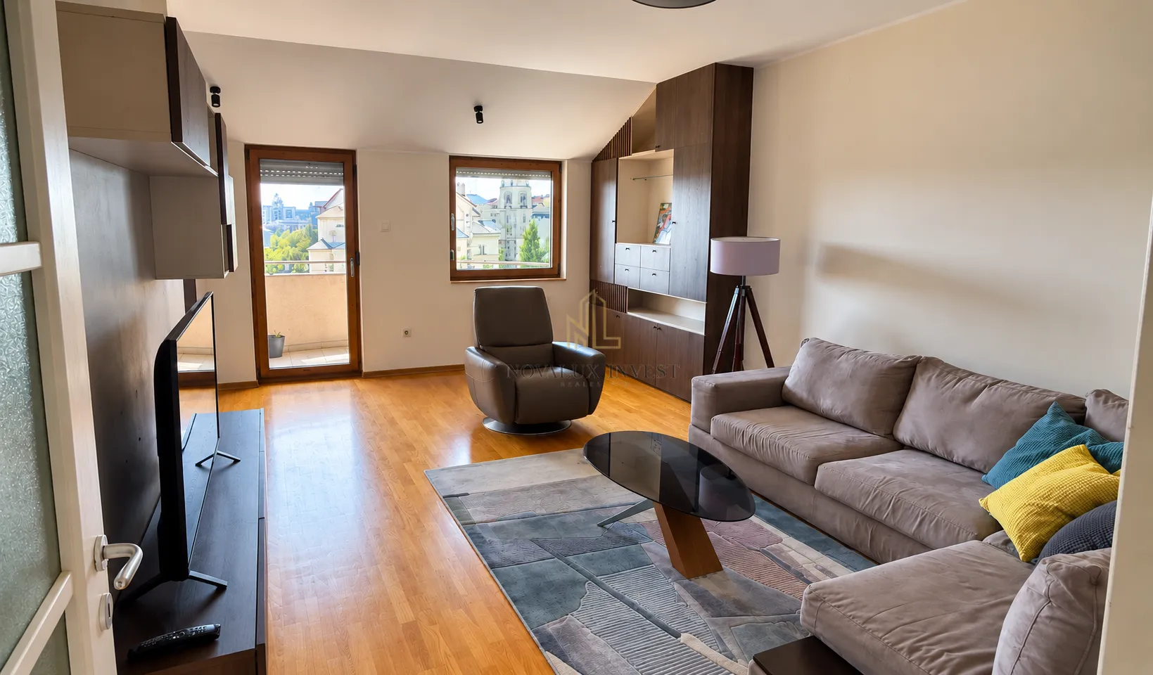 Furnished living room with a sofa, TV, and access to the terrace.