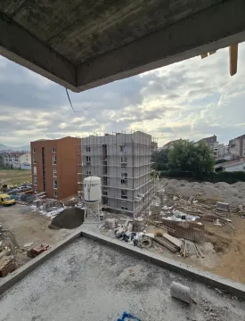 Pogled sa terase u izgradnji na gradilište i susjedne stambene zgrade. - image 16
