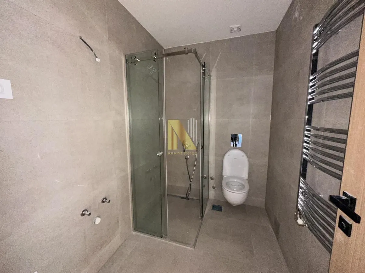 Prodaja, četvorosoban stan, 205m², Alibegovac, Petrovaradin