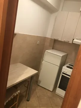 Mala kuhinja sa šporetom, frižiderom i stolom. - image 7