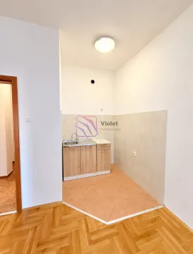 Manja kuhinja sa sudoperom i drvenim elementima. - image 3