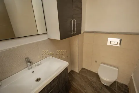 Savremeno opremljeno kupatilo sa umivaonikom, ogledalom i zidnom wc šoljom. - image 6