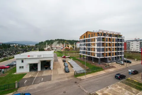 Pogled na zgradu i okolinu sa tehničkim pregledom u prvom planu. - image 11