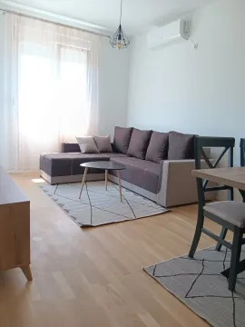 Dnevna soba sa garniturom i trpezarijskim stolom. - image 6
