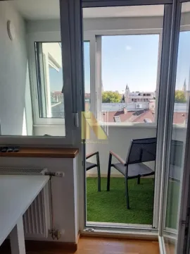 Manja terasa sa veštačkom travom i garniturom za sedenje. - image 12