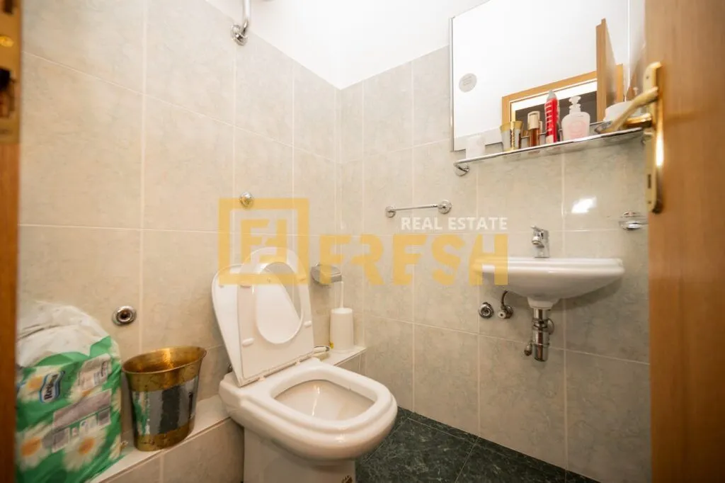 Izdavanje, trosoban stan, 140m², Gorica C, Podgorica