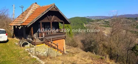 Pogled na spoljašnjost tradicionalne drvene kuće sa terasom u prirodi. - image 3