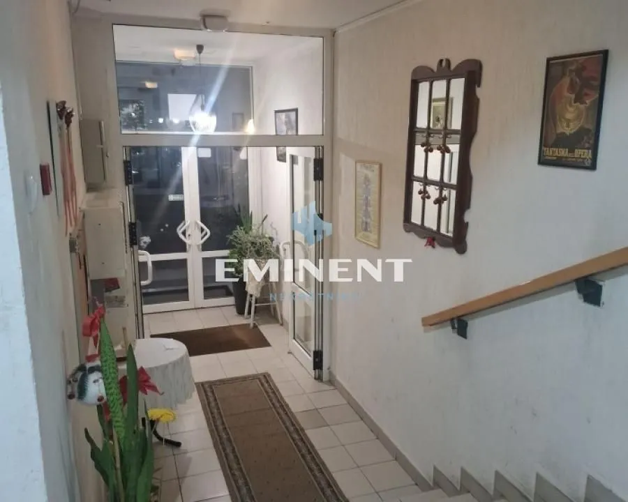Izdavanje, trosoban stan, 52m², Vračar Sve Podlokacije, Beograd