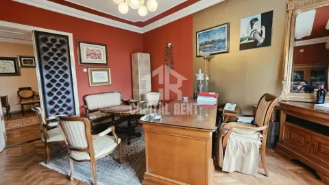 Dnevna soba sa radnim stolom i klasičnim nameštajem. - image 4
