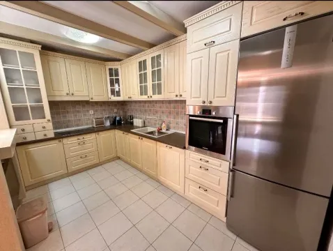 Kuhinja opremljena svijetlim drvenim elementima i ugradnim kućnim aparatima. - image 6