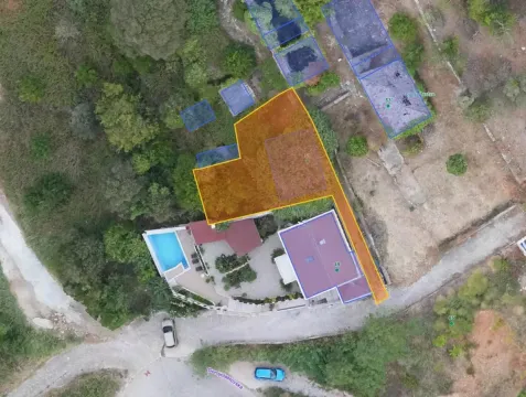 Katalastarski prikaz parcele sa označenim objektima i okruženjem iz vazduha. - image 2