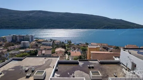 Pogled na more i okolno naselje sa terase ili krova zgrade. - image 6