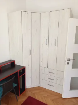 Spavaća soba sa velikim bijelim ormarom i radnim stolom. - image 7