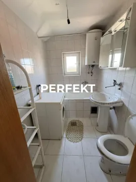 Manje kupatilo sa kadom, umivaonikom, toaletom i veš mašinom. - image 8