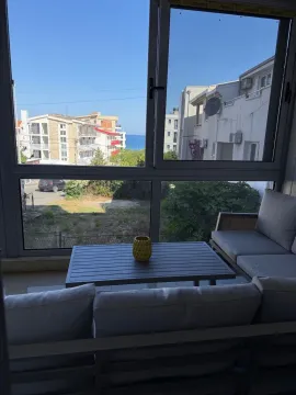 Namještena terasa sa garniturom za sjedenje i pogledom na more. - image 6